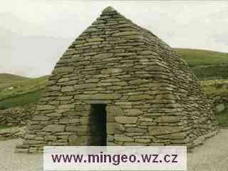 Kamenná Gallarova kaple z poloostrova Dingle v Irsku