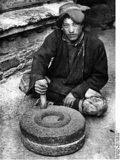 Kamenný mlýnek na obilí - žernov z Tibetu
