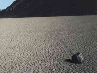 Plachtící/Klouzající kameny, Údolí smrti, Kalifornie; Sailing/Sliding rocks, Death Valley, California