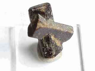 Kříže v kamenech, minerál staurolit